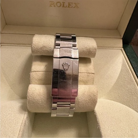💯 Authentic Rolex Oyster Perpetual
Date 34mm - box and papers - Picture 3 of 8